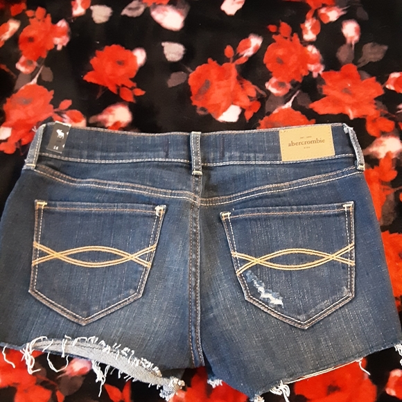Girls Abercrombie new shorts - Picture 2 of 2